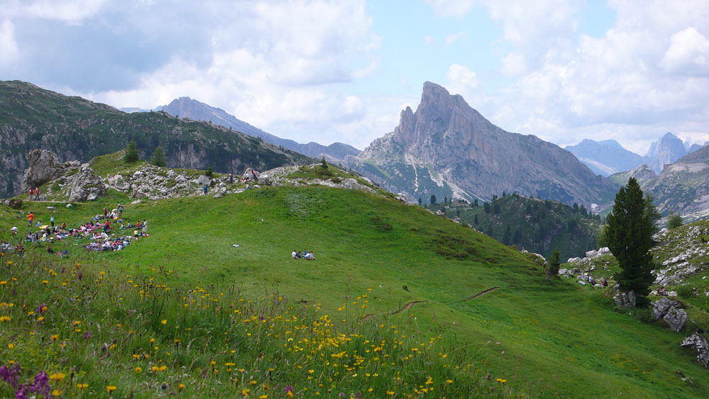 Cinque Torri070.JPG - Durch die Nähe der Seilbahn war an Publikum kein Mangel. Im Hintergrund der Hexenstein